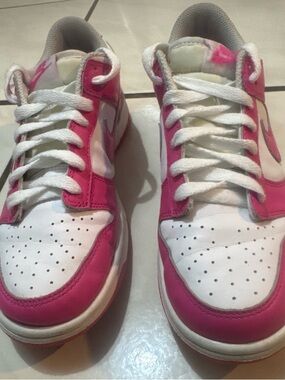 Nike women Low-Top Sneakers in White and Pink